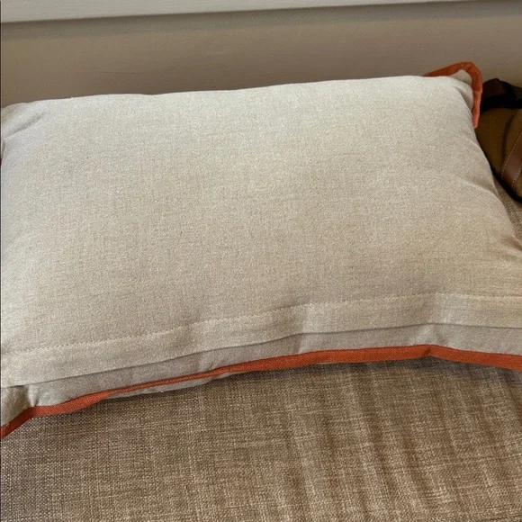 Embroidered pillow - Picture 4 of 10